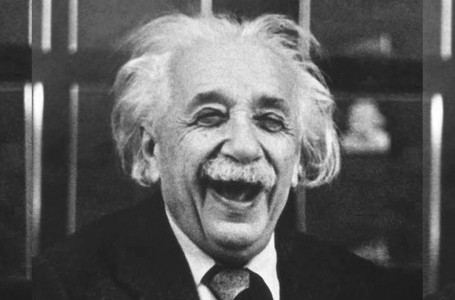 Альберт Эйнштейн өмірінен сыр шертетін суреттер 