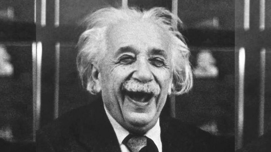Альберт Эйнштейн өмірінен сыр шертетін суреттер 