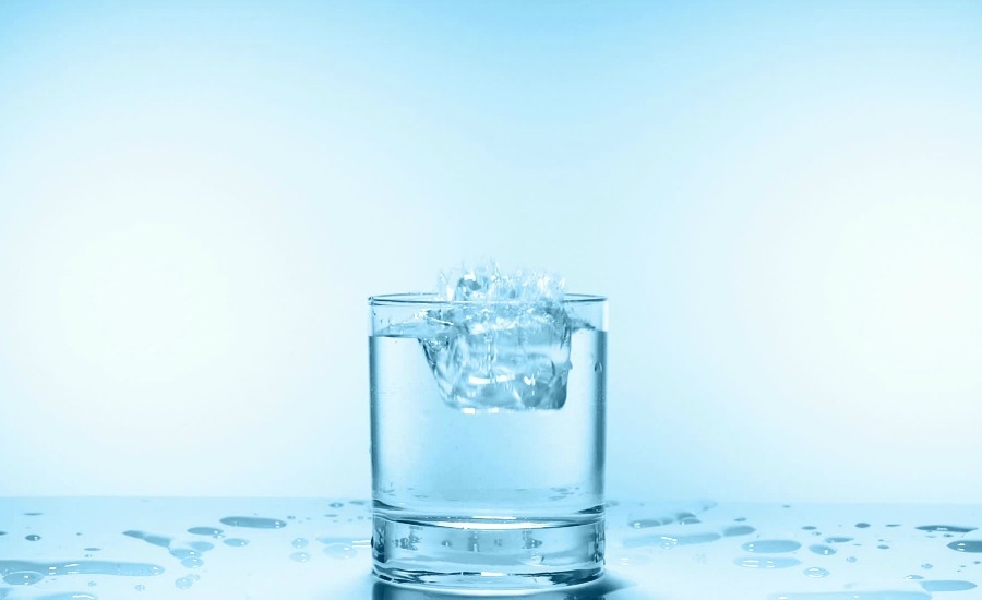 Стакан воды сверху. Стакан воды со льдом. Лед в стакане. Вода с кубиком льда в стакане. Лед плавает в воде.