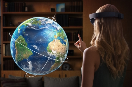 Microsoft HoloLens гарнитурасы қандай мүмкіндікке ие? (Видео) 