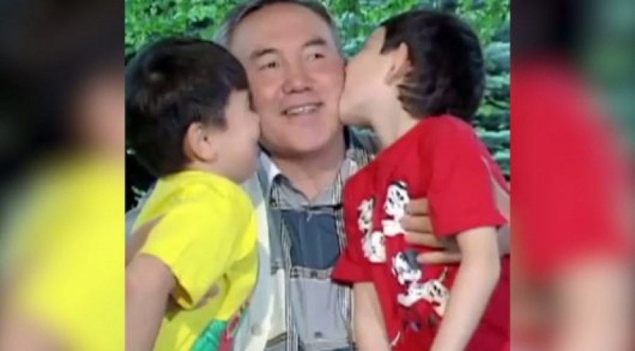 Ақорда Назарбаевтың немерелерімен бірге шаттанып отырған сәті бейнеленген видеоны жариялады
