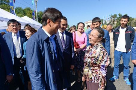 Бауыржан Байбек Алматыдағы жәрмекеде тауар сатып алды