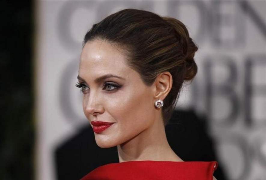 Лондонда Анджелина Джолидің 20 жаста түскен суреті саудаға қойылды