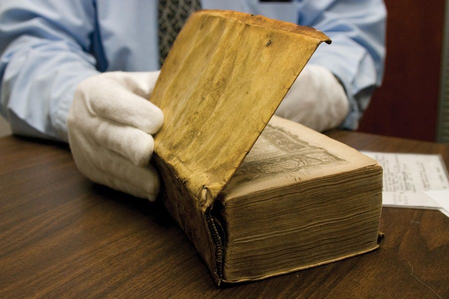 Гарвард университетіндегі кейбір кітаптар адам терісімен қапталған 