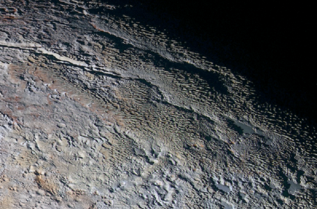 Плутонда «жылан терісіне» ұқсас жер табылды