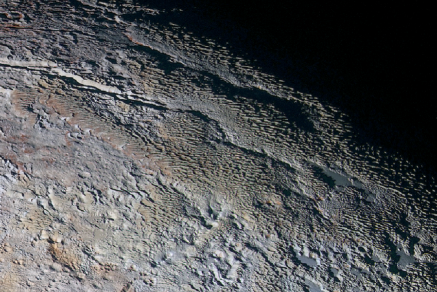 Плутонда «жылан терісіне» ұқсас жер табылды