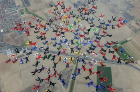 АҚШ-тың Калифорния штатында парашютшылар әлемдік рекордты жаңартты 