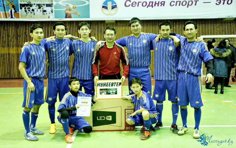 Бір атаның балалары Таразда доп тебеді