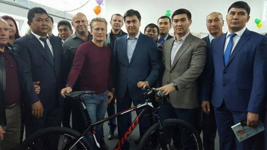 Александр Винокуров Шымкент қаласының әкіміне велосипед сыйлады