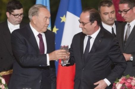 Назарбаев Франция президентін "Достық" орденімен марапаттады