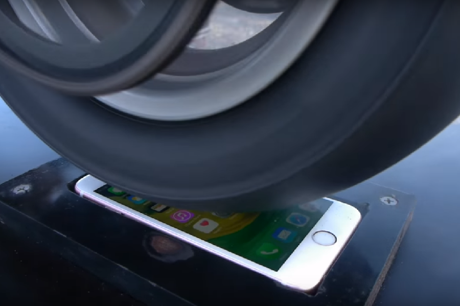 iPhone 6s мотоцикл дөңгелегінен аман қалды (видео)