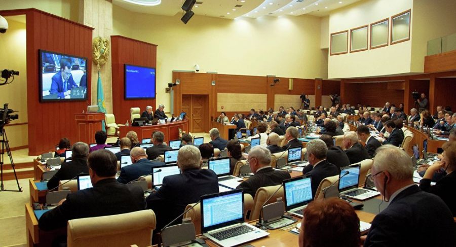 Назарбаев депутаттарды Жаңа жыл мерекесімен құттықтады  