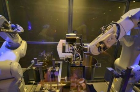 Шанхай мейрамханасында лағманды роботтар пісіреді