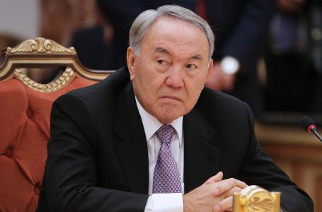 Назарбаев қажет болса бір доллардың құнын бір теңгеге теңестіре алатынын айтты