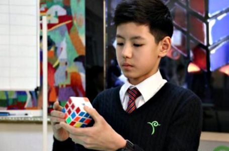 Павлодарда 8-сынып оқушысы кубик-рубикті сегіз секундта жинайды (видео)