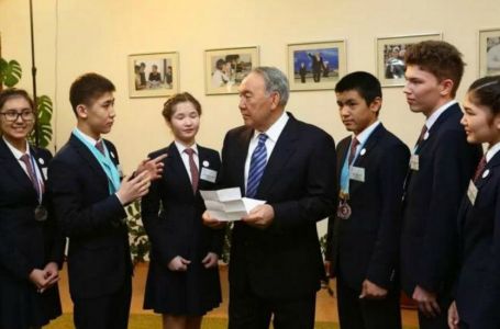 Назарбаев ақтөбелік оқушыға үй сыйлады