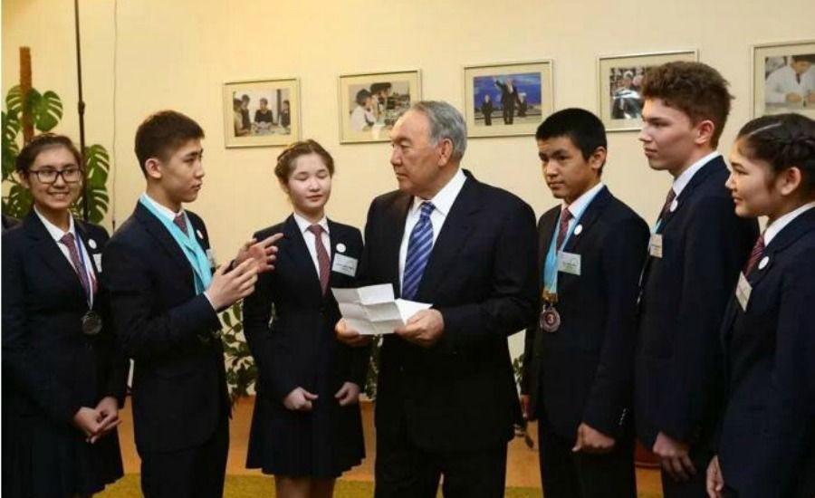 Назарбаев ақтөбелік оқушыға үй сыйлады