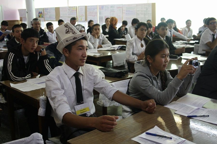 Қырғызстанда мектеп оқушыларына планшет таратылады