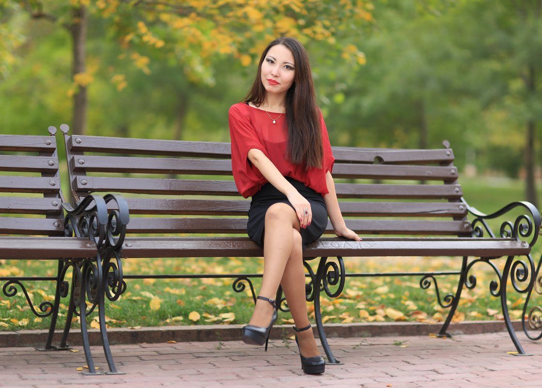 Девушка на скамейке в парке фото