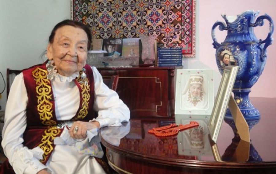 Бүгін Қазақстанның еңбек сіңірген әртісі Хабиба Елебекова 100 жасқа толды