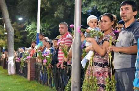 Ташкент тұрғындары Каримовпен қоштасып жатыр