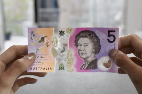 Австралияда мөлдір банкнот пайда болды (видео)