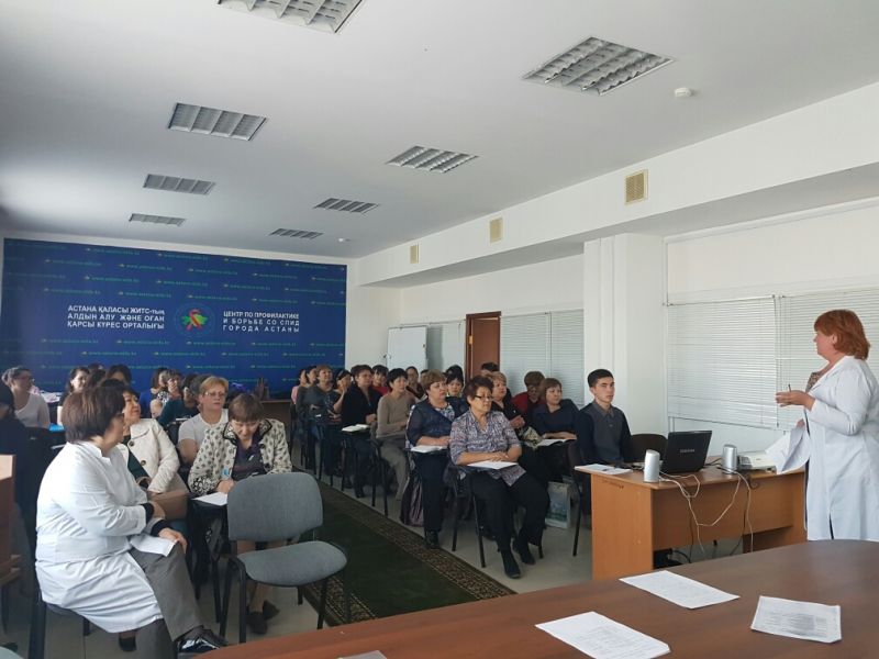 Астаналық ЖИТС орталығында психо-әлеуметтік кеңес берудің озық тәсілдері талқыланды