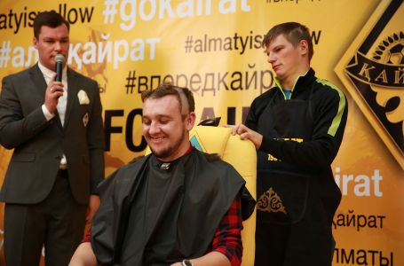 Аршавин бәсте жеңілген қазақстандық блогердің шашын тақырлап алды (видео)
