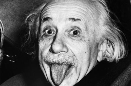 Эйнштейн неге тілін көрсетті?