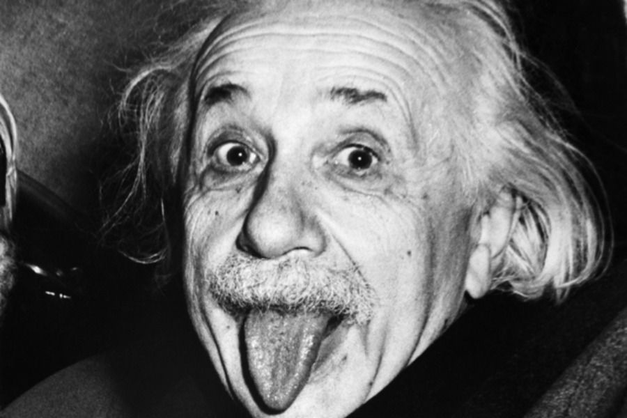 Эйнштейн неге тілін көрсетті?