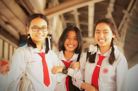 Тайланд оқушылары өз күндерін қалай бастайды?