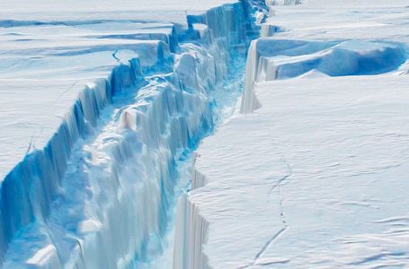 Антарктидадан аса ірі айсберг бөлініп шығады