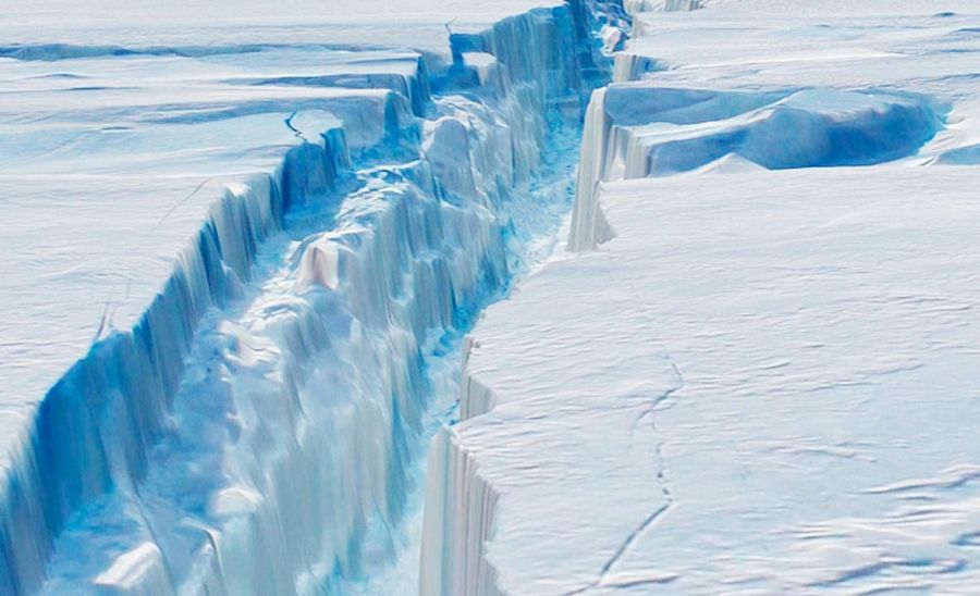 Антарктидада пайда болған 40 шақырымдық мұз жарығының видеосы жарияланды