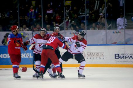 Хоккейден Ресей мен Канада ойыны төбелеспен аяқталды