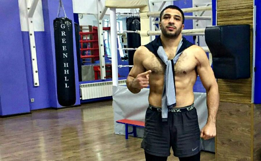 Али Балоев кәсіпқой бокстағы алғашқы жекпе-жегіне шығады