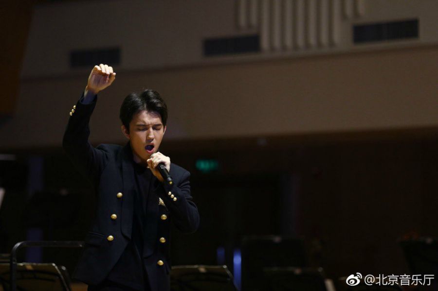 Димаш  Beijing Concert Hall сахнасында өнер көрсетті