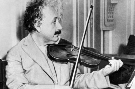 Эйнштейн скрипкада ойнаған 