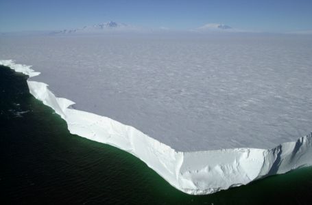 Әлемдегі ең үлкен айсберг еріп жатыр