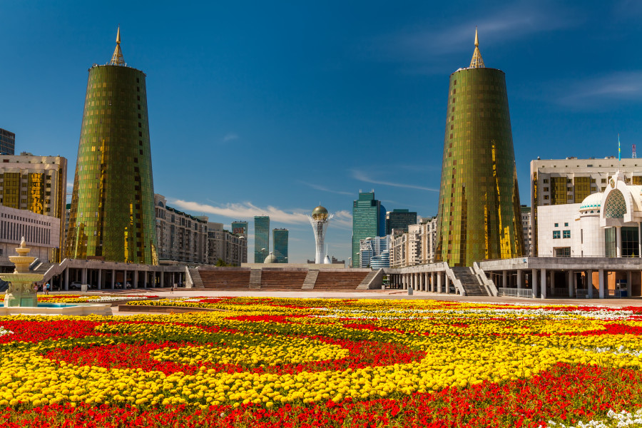 Назарбаев Астананың іргесін алғаш қалаған азаматтармен кездесті