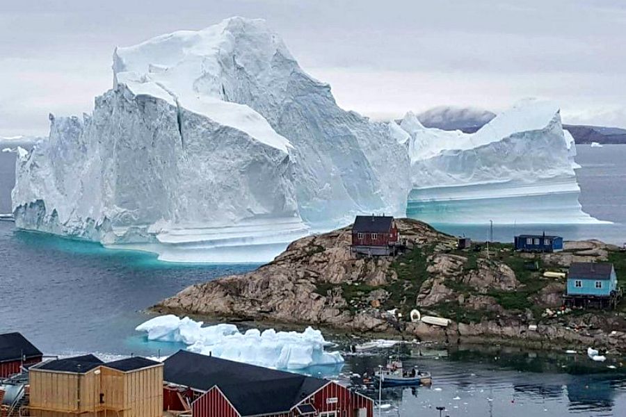 Гренландиядағы шағын ауылға алып айсберг қауіп төндіріп тұр