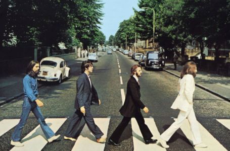 Пол Маккартни Abbey Road мұқабасындағы жолдан қайта жүріп өтті