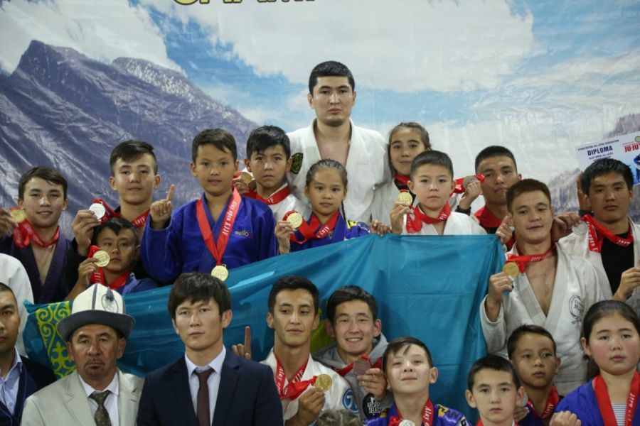Жас қазақ джиу-джитсу шеберлері қырғыз жерінде өткен турнирде атой салды