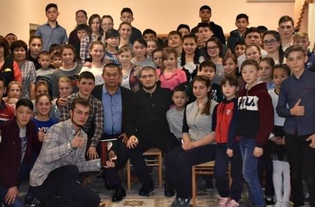 Хабиб Нурмагомедов Қарағандыдағы балалар үйіне келіп кетті
