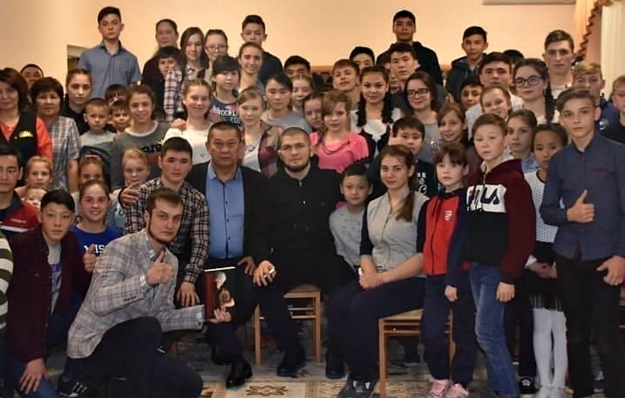 Хабиб Нурмагомедов Қарағандыдағы балалар үйіне келіп кетті