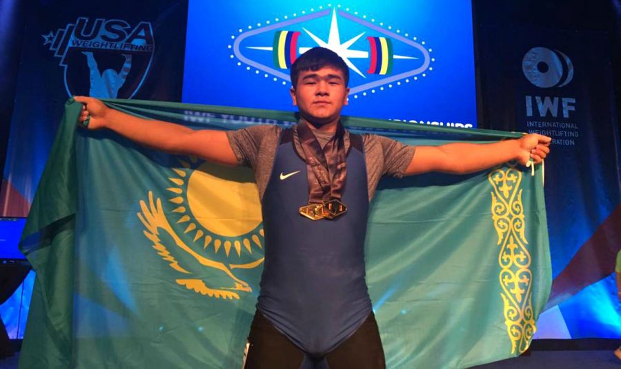 Үшінші алтын! Қазақстандық жас ауыр атлет әлем чемпионы атанды