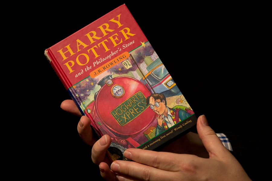 "Гарри Поттер мен философиялық тас" кітабы рекордтық бағаға сатылды