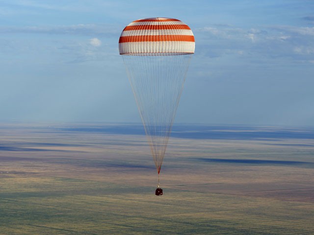 ХҒС-ның үш ғарышкері қазақ даласына сәтті қонды    