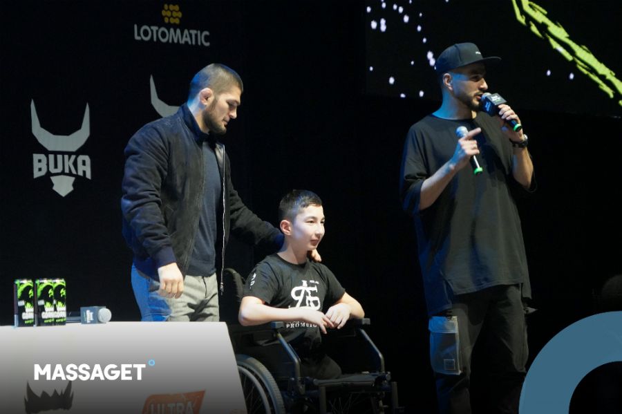 Хабиб Нурмагомедов қазақ баласымен доп тепті