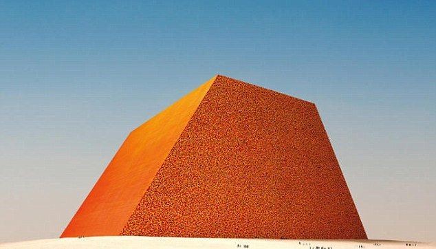 Мүсінші қарапайым бөшкелерден алып пирамида тұрғызбақ   
