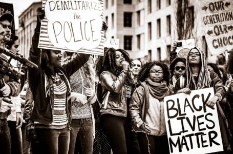 "Black lives matter": Полиция қызметкерінің әрекетінен кейін басталған қозғалыстар
